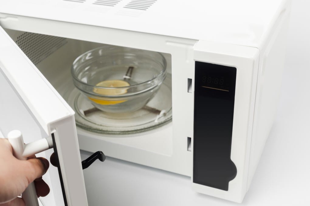 cleaning microwave with lemon