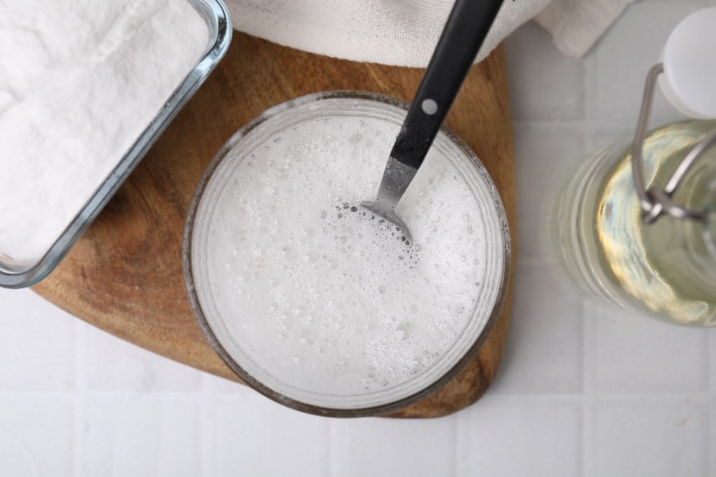 mixing baking soda and vinegar